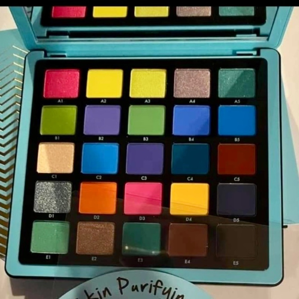 Anastasia Beverly Hills - Norvina Pro
Pigment Palette (Vol 2) new with box